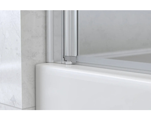 Detail van een douchecabine met aluminium frame en bad.