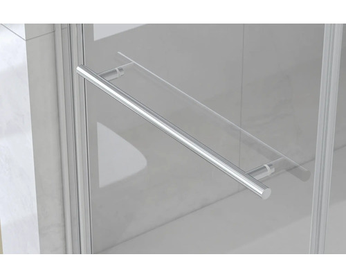 Detailopname van een douchecabine met metalen handgreep