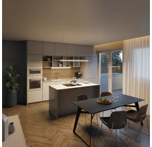 Modern ingerichte keuken met kookeiland, eettafel en stoelen.