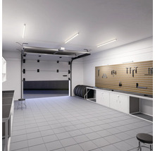 Garage met werkbank, gereedschapswand en open garagepoort