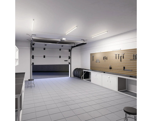 Garage met werkbank, banden en geopende sectionaaldeur