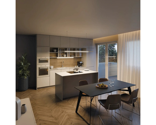 Lichte ruimte met inbouwkeuken, kookeiland, eettafel en stoelen