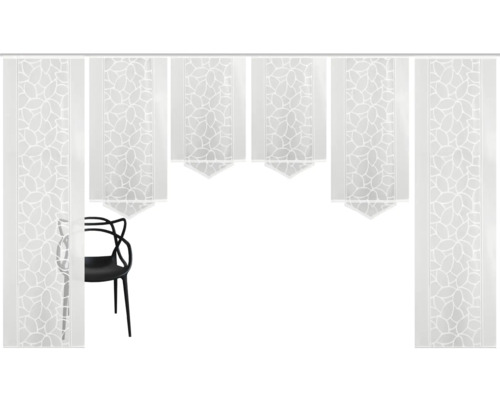 Decoratieve sjaals met bladmotief en een stoel