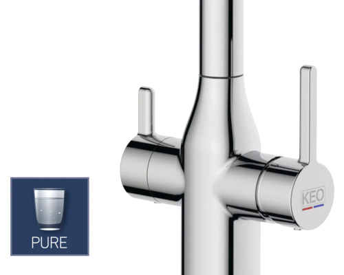 Close-up van een verchroomde keukenkraan met hendels en KEO-logo
