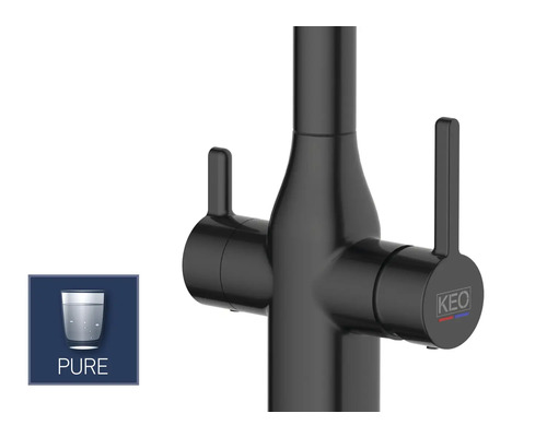 Close-up van een zwarte keukenkraan met waterfilterfunctie en KEO-logo.