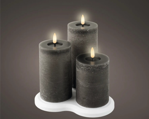 Drie grijze LED-kaarsen op een witte kandelaar voor sfeervolle verlichting