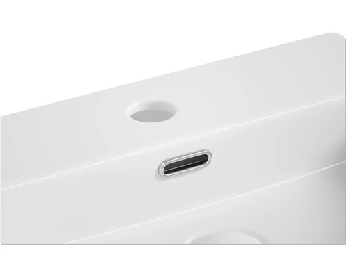 Gedetailleerde weergave van een wastafel met kraangat en overloop