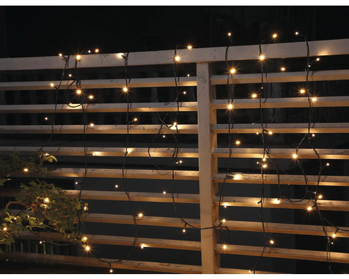 Decoratieve lichtslinger bevestigd aan een hek