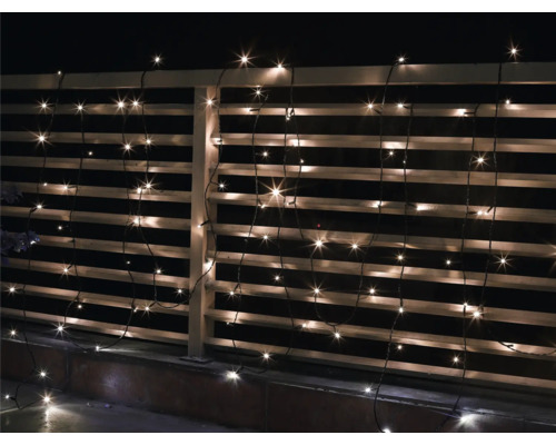 Lichtsnoer met hangende strengen aan een reling