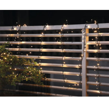 Decoratieve lichtslinger aan een tuinafsluiting