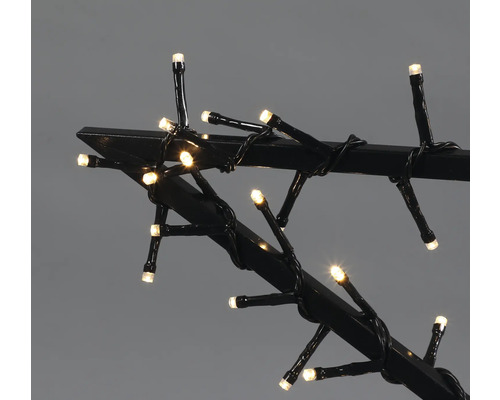 Detailopname van een lichtsnoer met warm witte lampjes, gewikkeld rond een metalen frame