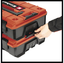 Twee gereedschapskoffers van Einhell worden door een hand geopend.