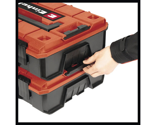 Twee gereedschapskoffers van Einhell worden door een hand geopend.