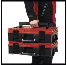 Twee rode en zwarte gereedschapskisten worden door een persoon gedragen.