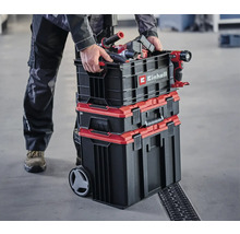 Gereedschapskoffer toren met gereedschap en Einhell logo wordt vastgehouden door een persoon