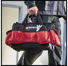 Ambachtsman draagt een gereedschapstas van Einhell