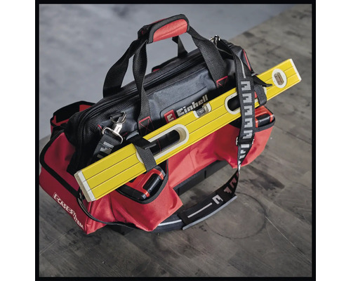 Een Einhell gereedschapskist met een waterpas.