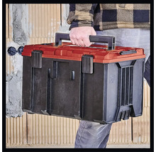 Een persoon draagt een gereedschapskoffer van kunststof.