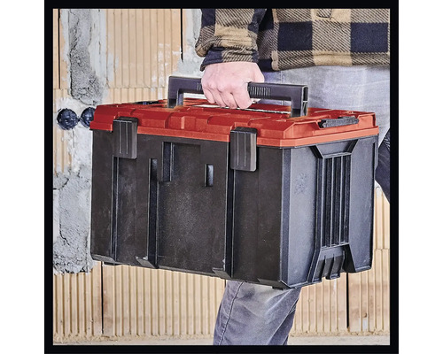 Een persoon draagt een gereedschapskoffer van kunststof.