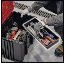 Gereedschapskist met gereedschap en vakman