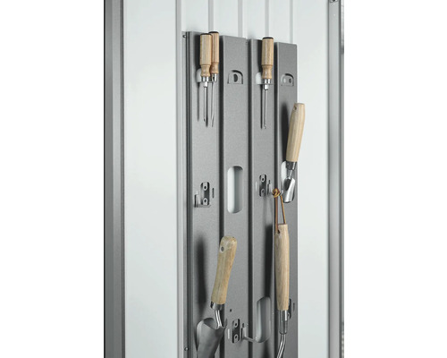 Tuingereedschap aan een grijze metalen houder voor opslag.