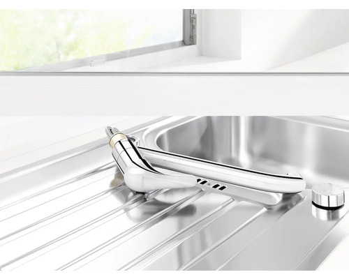 Spoelbakmengkraan op een roestvrijstalen gootsteen