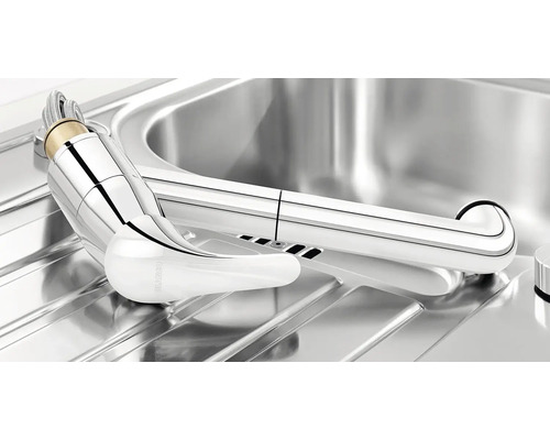 Keukenkraan op een gootsteen