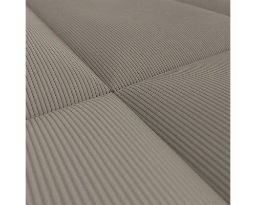 Close-up van een gewatteerde bank met ribstof bekleding