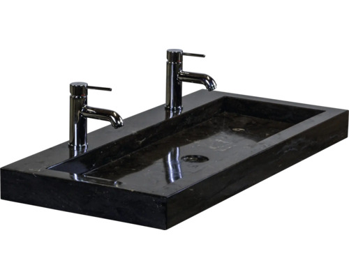 Wastafel van steen met twee kranen