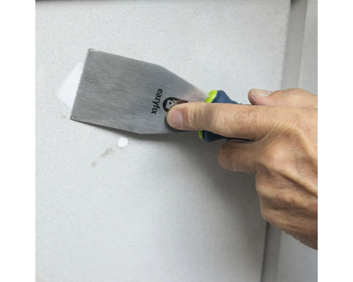 Persoon gebruikt plamuurmes voor het aanbrengen van vulmiddel