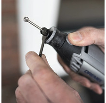 Persoon verwisselt Dremel accessoire met een moersleutel