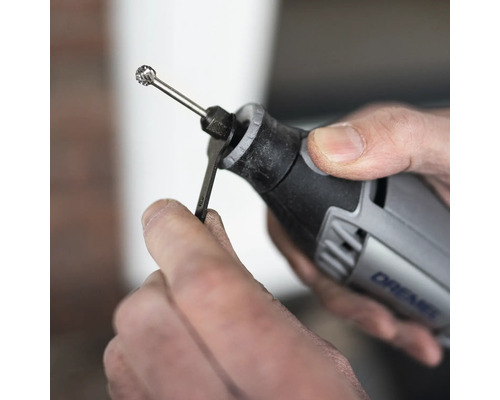 Persoon verwisselt Dremel accessoire met een moersleutel