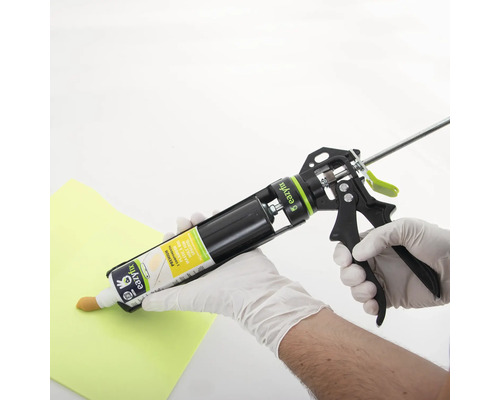 Kokerpistool met afdichtmiddel in gebruik