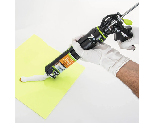 Kokerpistool met afdichtmiddel op een oppervlak