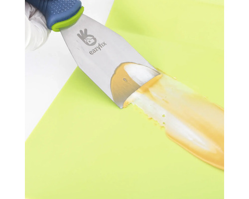 Plamuurmes met eazyfix logo bij het aanbrengen van vulmiddel