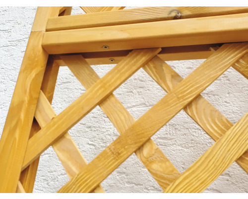 Detailweergave van een houten klimhulp met rasterstructuur