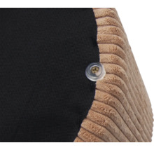 Detail van een meubelstuk met ribstof en knoop