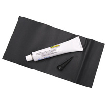 Reparatieset met vulmiddel, applicator en stuk stof