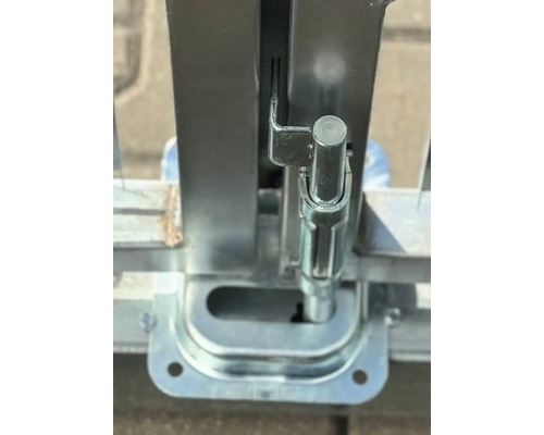 Gedetailleerd beeld van een metalen hekvergrendeling