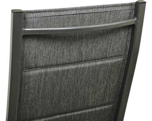 Detailopname van de rugleuning van een tuinstoel met textileen bekleding en metalen frame.