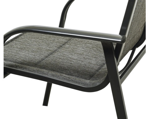 Detailopname van een tuinstoel met stoffen bekleding en metalen frame