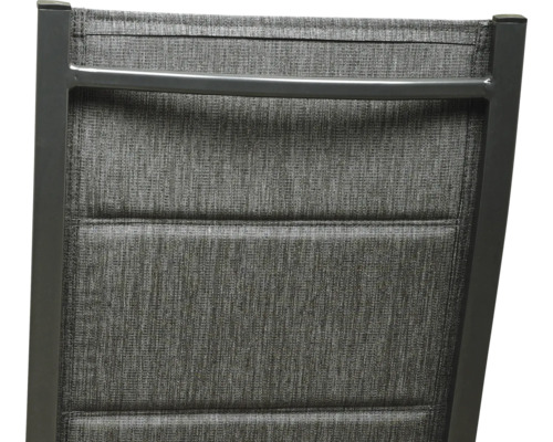 Detailopname van de rugleuning van een tuinstoel met stoffen bekleding en metalen frame