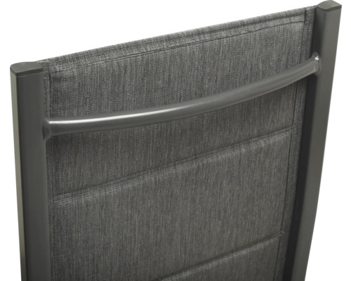 Detailopname van de rugleuning van een stoel met metalen frame en stoffen bekleding