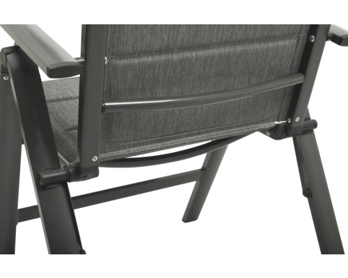 Detailaanzicht van een tuinstoel met textielzitvlak en armleuningen