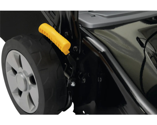 Detail van een grasmaaier met gele handgreep en wiel