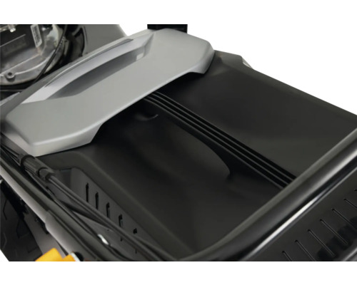 Detailopname van een grasmaaier met grasopvangbak