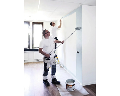 Twee schilders schilderen een kamer met een verfroller en een penseel