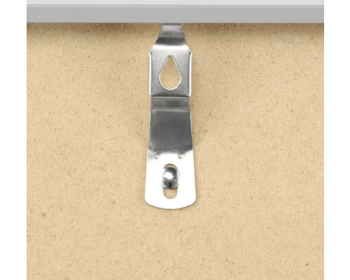 Metalen hanger aan een fotolijst voor wandmontage