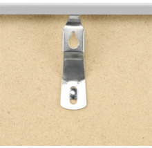 Metalen hanger voor bevestiging aan een houten plaat