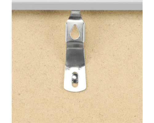 Metalen hanger voor bevestiging aan een houten plaat